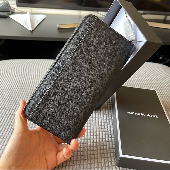 Michael Kors Jet Set Mens Tech Zip Around Wallet - Picture 4 of 7